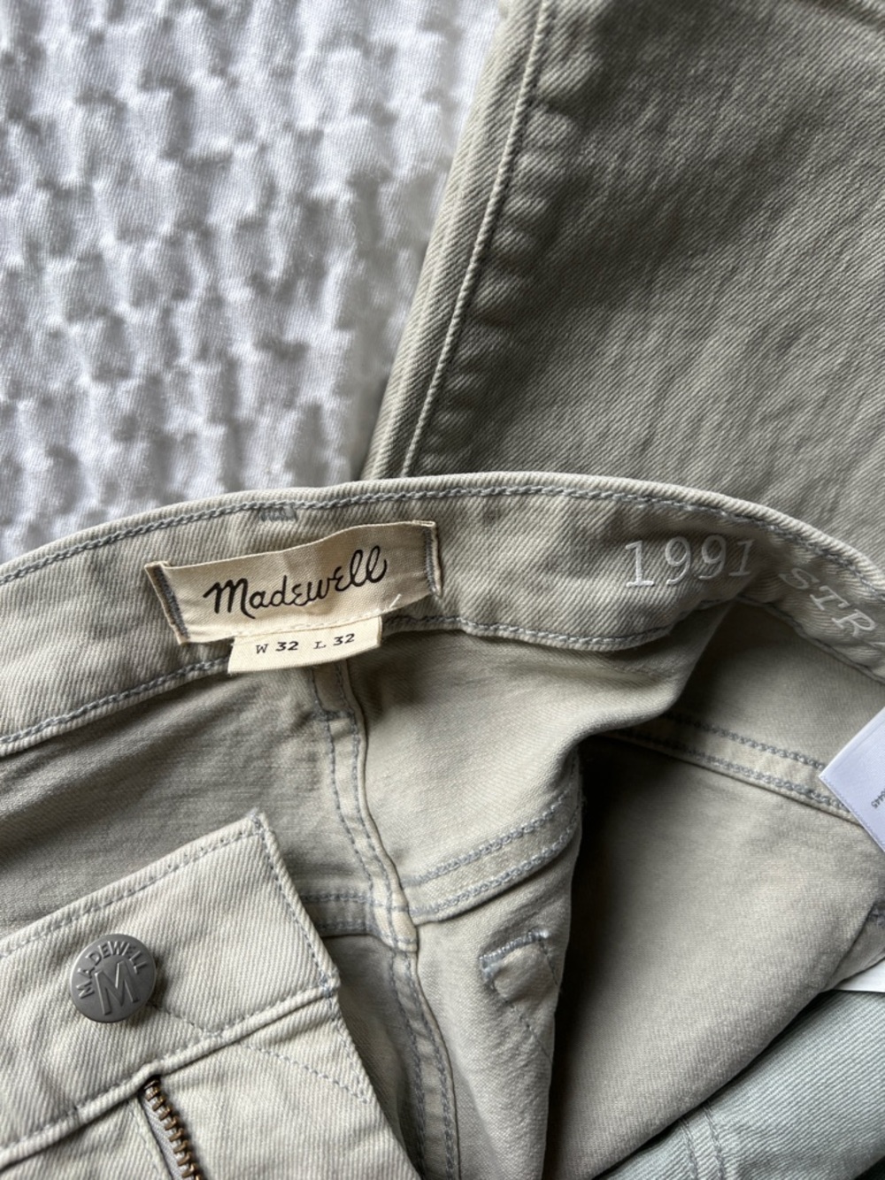 Madewell 1991 Straight-Leg Jeans in Feather Gray. Size 32 x 32 - Picture 4 of 5